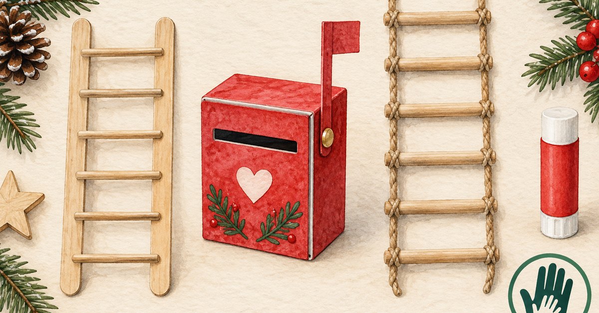 Miniaturzubehör für eine Wichteltür: zwei Holzleitern, ein roter Briefkasten mit Herz, eine Strickleiter und ein Klebestift